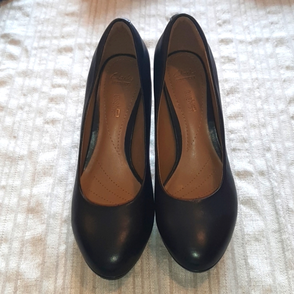 Clarks Adriel Viola black heels size 7.5